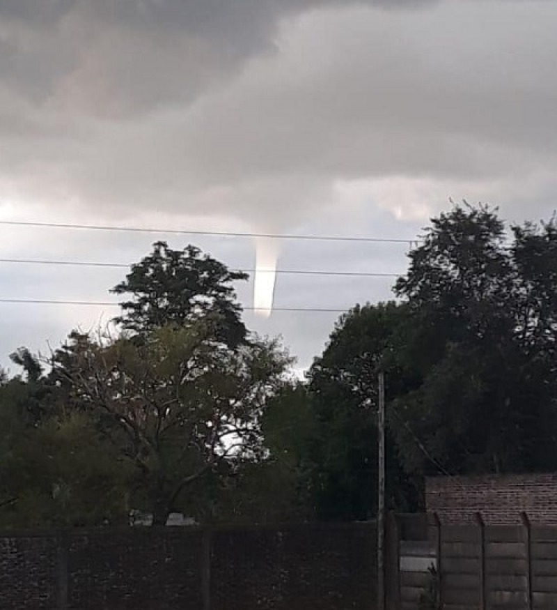 Una cola de tornado pas por Azul